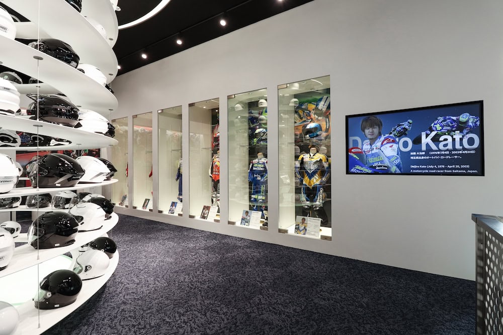 SHOEIの歴代のヘルメットを展示しているミュージアムスペース