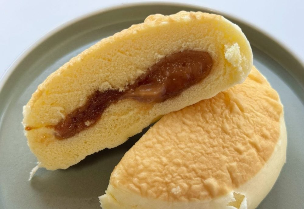 中からはキャラメルソースと塩キャラメルフィリングのWのキャラメルがとろ～りと溢れ出します