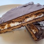 ビスケットに挟まれたマシュマロとホイップクリームがみっちりと入っています