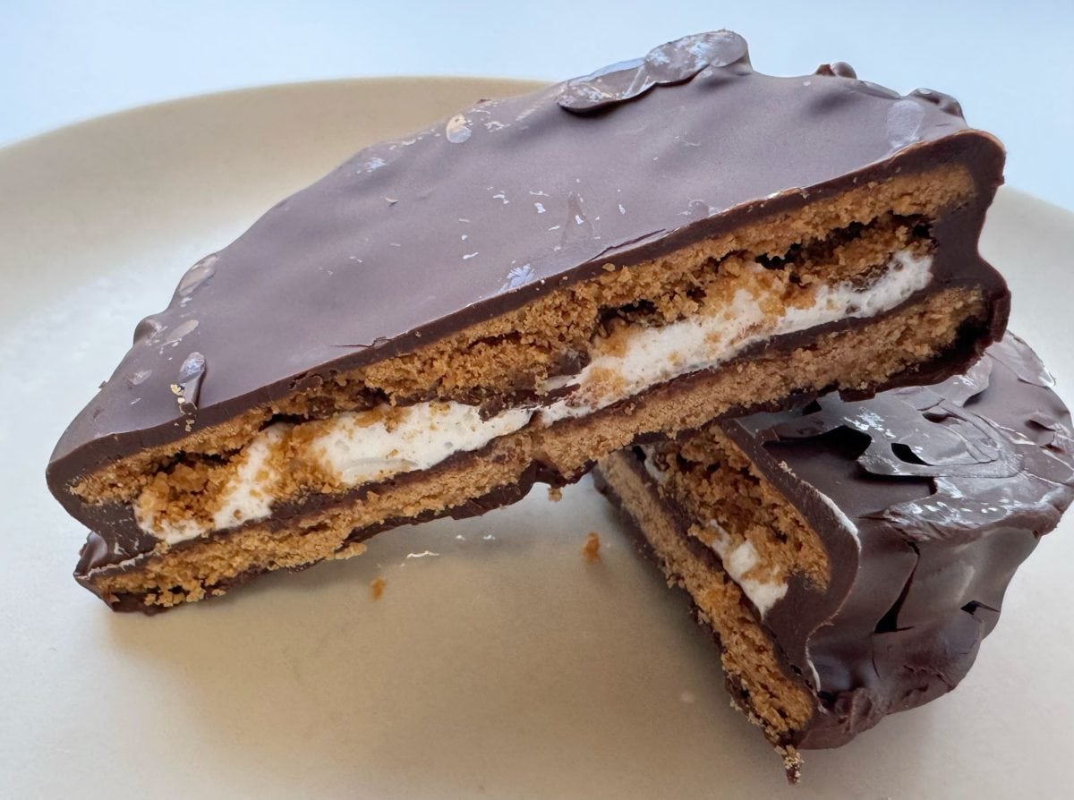 ビスケットに挟まれたマシュマロとホイップクリームがみっちりと入っています