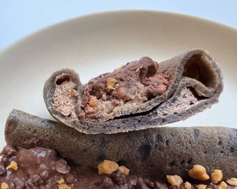 ココアが香るもっちりクレープ生地と、ワイルドなクランチの食感のコントラストがとにかく最高