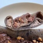 ココアが香るもっちりクレープ生地と、ワイルドなクランチの食感のコントラストがとにかく最高