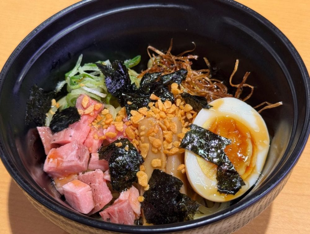 パンチのきいた中毒性抜群の一杯「ガツンと！醤油ガーリック油そば」