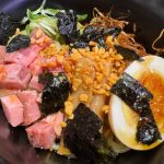 トッピングは、ねぎ・ダイス状のチャーシュー・半熟玉子・フライドオニオン・ガーリック・海苔