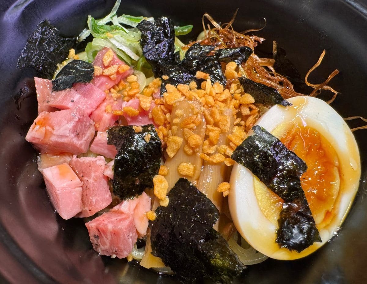 トッピングは、ねぎ・ダイス状のチャーシュー・半熟玉子・フライドオニオン・ガーリック・海苔