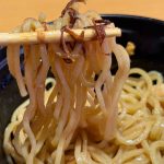 。具材・麺・タレの一体感は驚くほど抜群で、最後の一口まで箸が止まらない中毒性