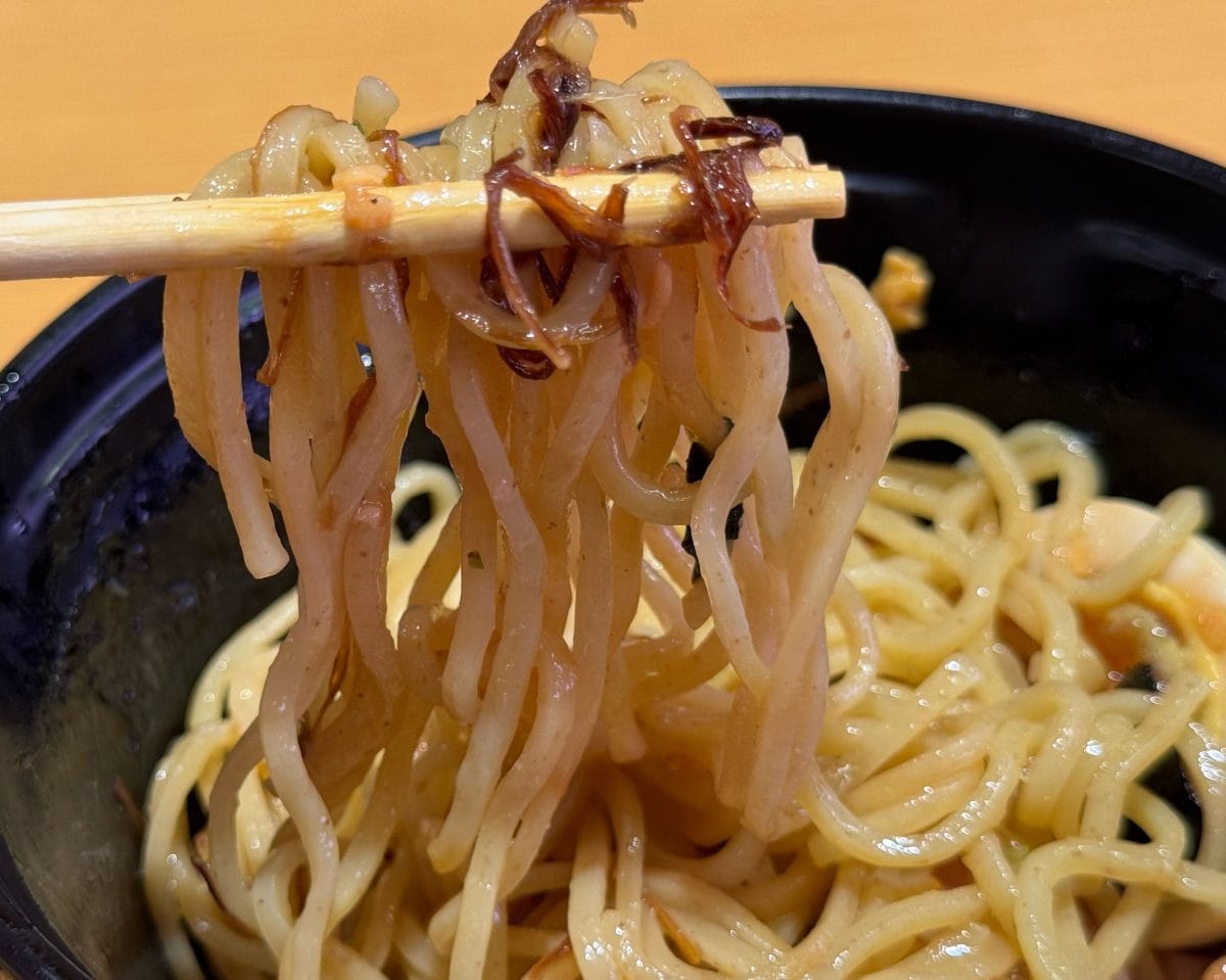 。具材・麺・タレの一体感は驚くほど抜群で、最後の一口まで箸が止まらない中毒性