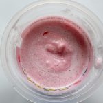 甘酸っぱいストロベリー味のフラッペの中には、いちご果肉とゼリーが入っていて、のど越しも涼やか！