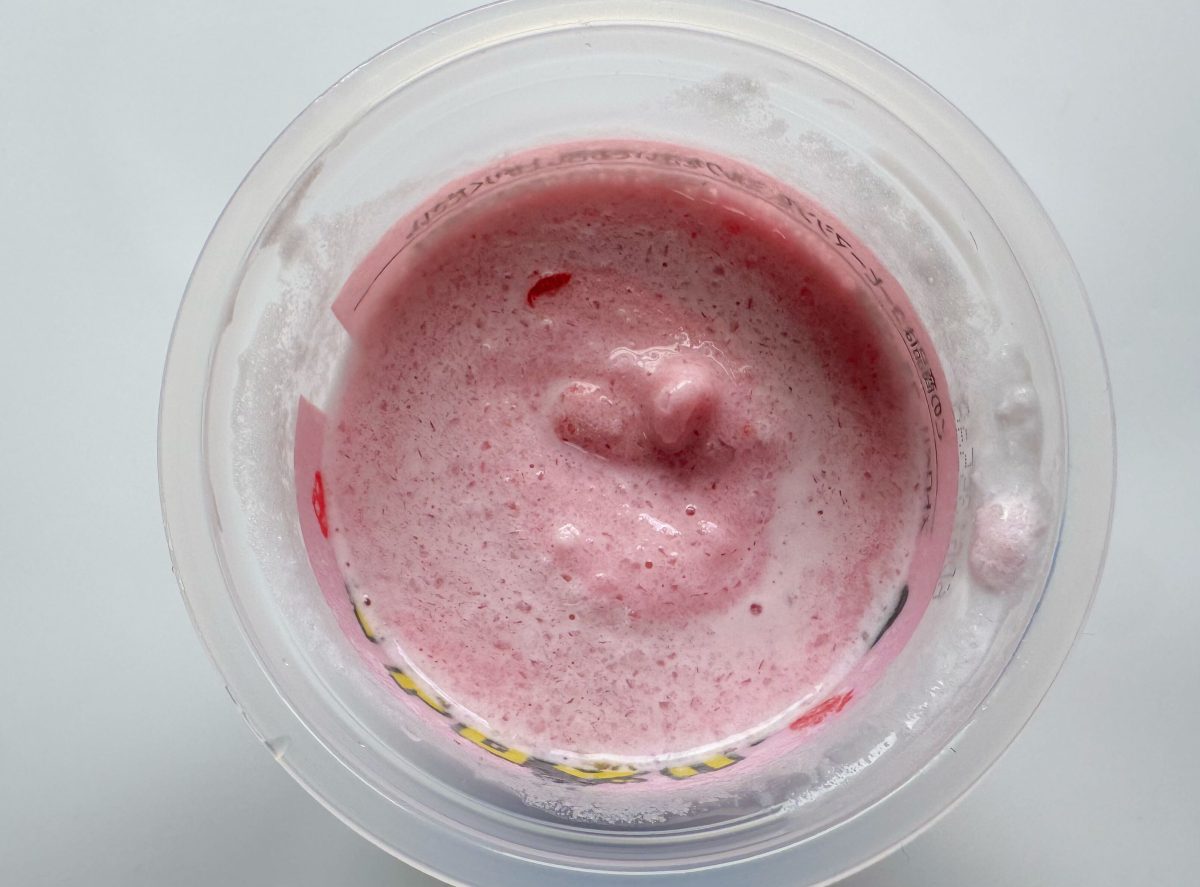 甘酸っぱいストロベリー味のフラッペの中には、いちご果肉とゼリーが入っていて、のど越しも涼やか!