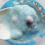 爽やかなラムネ味のフラッペの中には、ブドウ味の粒ラムネがたっぷりと隠れています。