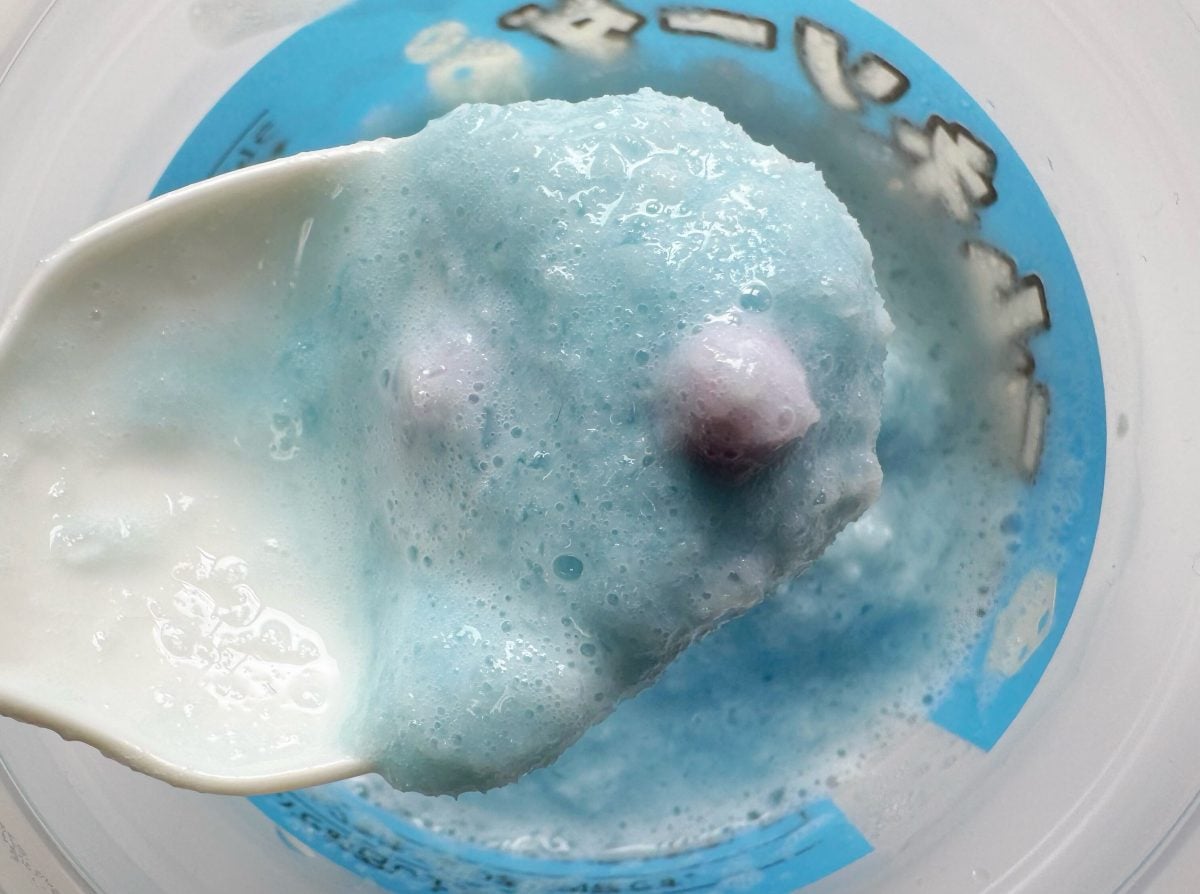 爽やかなラムネ味のフラッペの中には、ブドウ味の粒ラムネがたっぷりと隠れています。