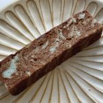 ミント×チョコのマーブル模様が視覚的にも楽しい、スティックタイプのケーキです。片手でスマートに食べられるコンパクトなサイズ感も◎