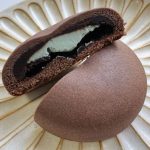 しっとりとしたチョコ風味の生地の中には、ミントクリームとチョコあんがイン