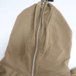 ファスナーは全部上まで閉じる