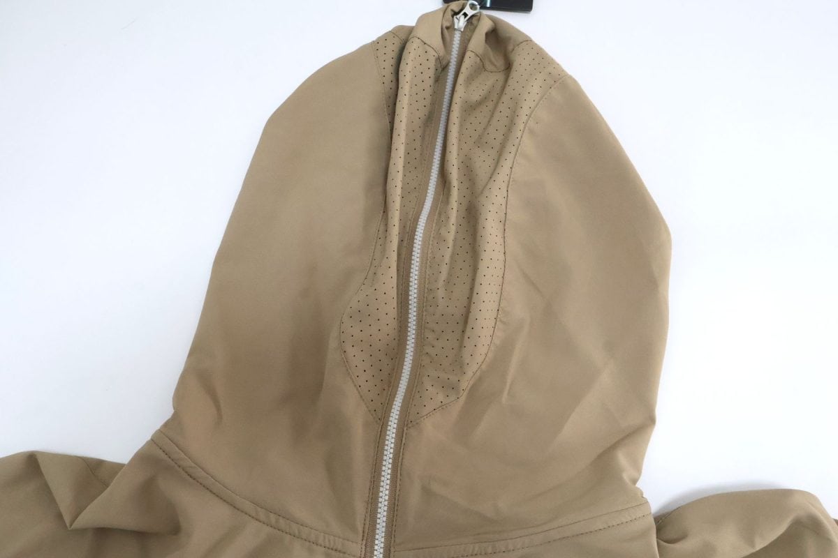 ファスナーは全部上まで閉じる