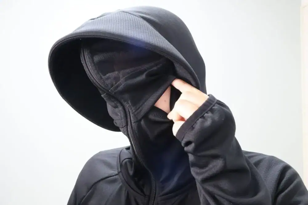 第1位　【完売必至のワークマン】あの「不審者パーカー」が進化して再登場！UVカット95％で2300円の2026年版もやっぱり…“怪しい”!?