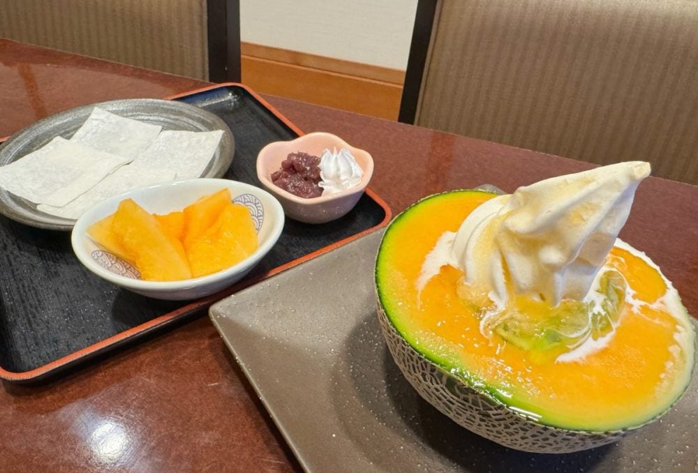 和食レストラン「夢庵」から、メロン好きにはたまらない季節がやってきました！昨年なんと合計20万食以上販売された人気のメロンスイーツ7種が、4月23日(木)より季節限定で登場しています。 甘くてジューシーな「国産赤肉メロン」をたっぷりと使用したメロンスイーツたちの中から、今回は昨年SNSでも話題となった、贅沢に半玉まるっと使用した豪快なサンデーと、今年初登場の新感覚のメロン大福を実食レポートします！