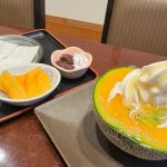 和食レストラン「夢庵」から、メロン好きにはたまらない季節がやってきました！昨年なんと合計20万食以上販売された人気のメロンスイーツ7種が、4月23日(木)より季節限定で登場しています。 甘くてジューシーな「国産赤肉メロン」をたっぷりと使用したメロンスイーツたちの中から、今回は昨年SNSでも話題となった、贅沢に半玉まるっと使用した豪快なサンデーと、今年初登場の新感覚のメロン大福を実食レポートします！