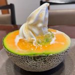 圧倒的ビジュアルとジューシーさ「半分まるっと！メロンソフトサンデー」