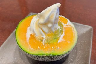 【メロン半玉の暴力】夢庵で昨年20万食超えの大ヒット！贅沢過ぎるサンデー＆はみ出す大福…「至福のメロンスイーツ」を実食レビュー