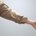 まくった状態で留めることができる