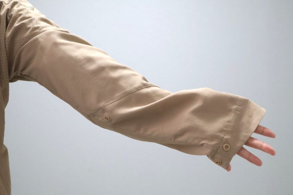 袖にもスナップボタンが