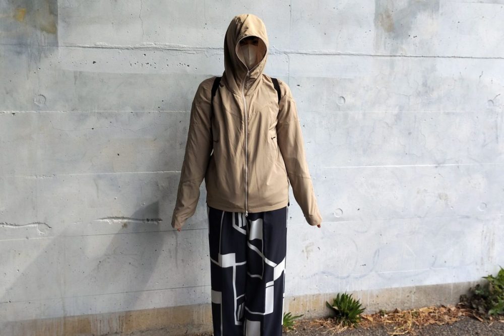 ほどよくファスナーを閉めて顔周りの紫外線対策に