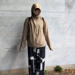 ほどよくファスナーを閉めて顔周りの紫外線対策に