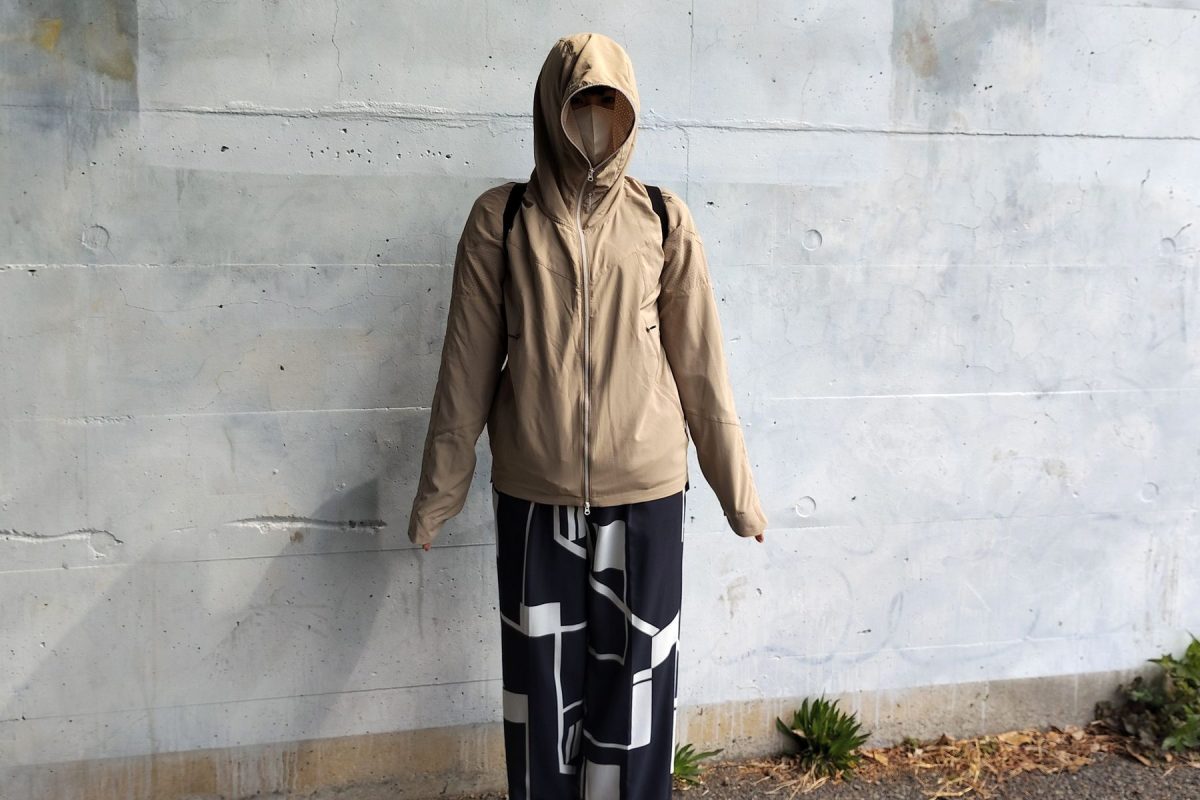 ほどよくファスナーを閉めて顔周りの紫外線対策に