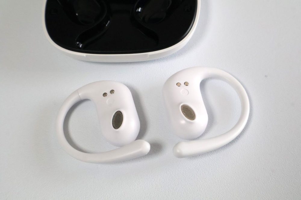 耳にひっかける部分は深いので落ちにくい構造ではある