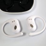 耳にひっかける部分は深いので落ちにくい構造ではある