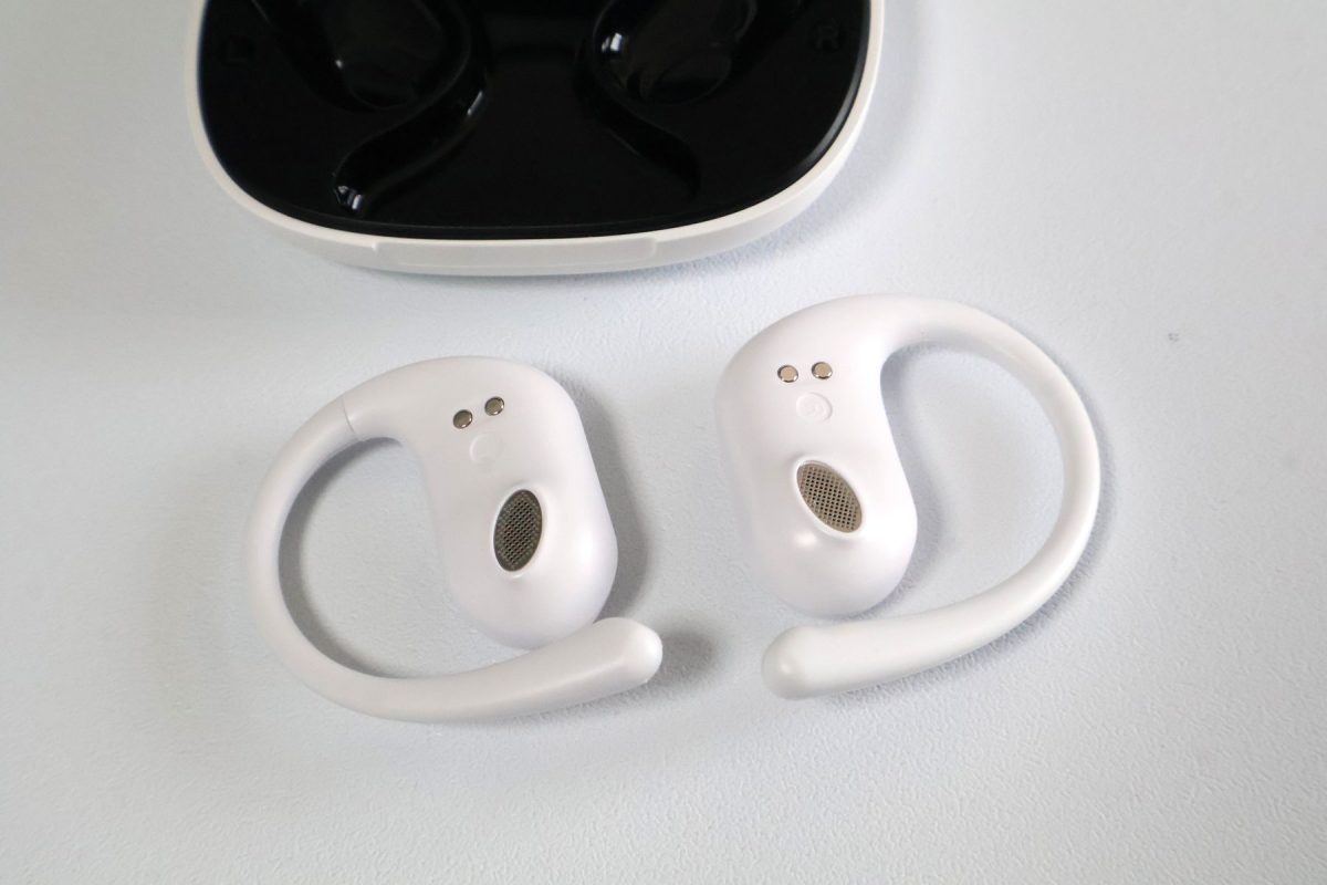 耳にひっかける部分は深いので落ちにくい構造ではある