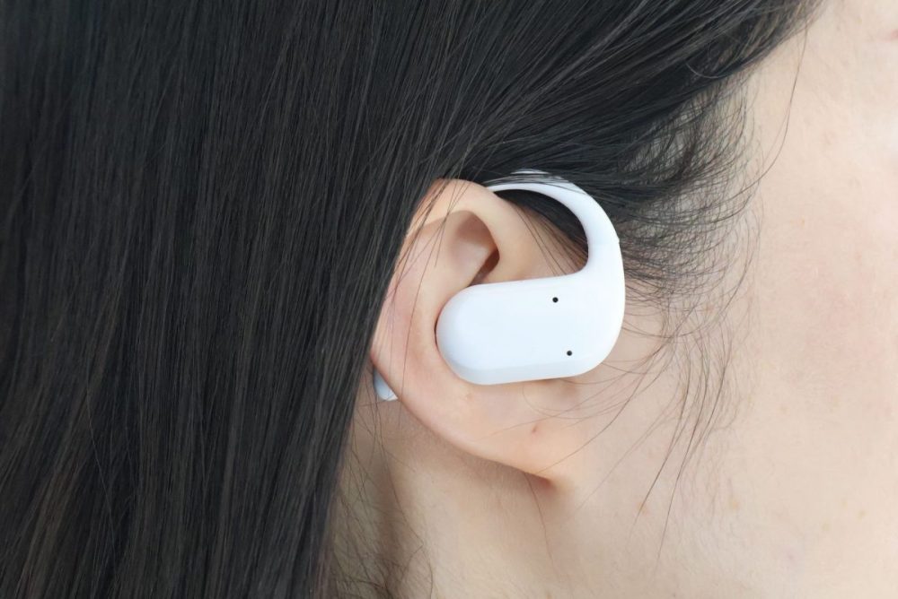 耳にひっかけて使用する