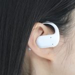 耳にひっかけて使用する