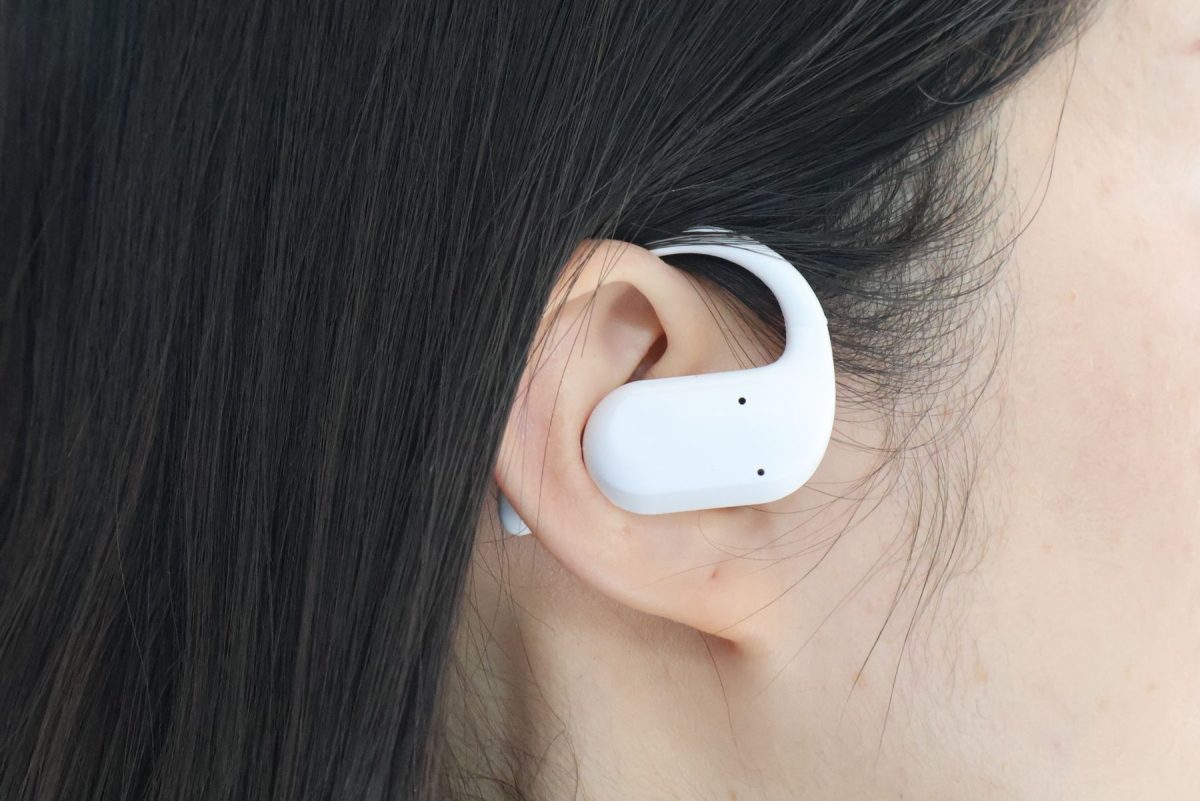 耳にひっかけて使用する