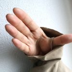 中に親指タブがついているので手の甲の日焼け対策に