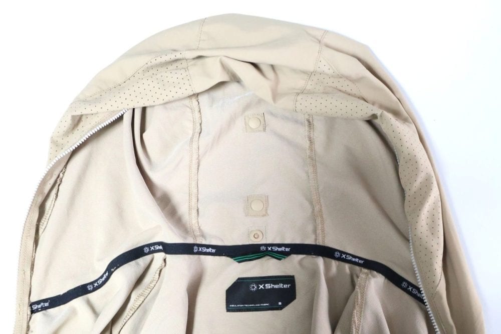 フードにもスナップボタンが