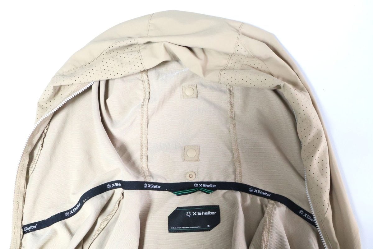 フードにもスナップボタンが