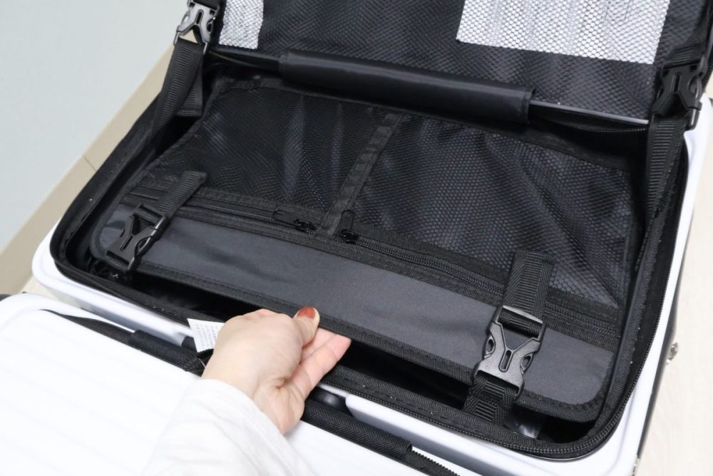 中もポケット付きの中仕切りがあって丁寧なつくり