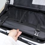 中もポケット付きの中仕切りがあって丁寧なつくり