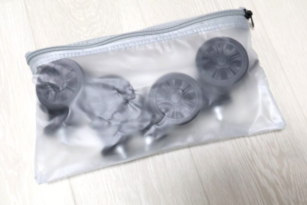 取り外したキャスターを入れて置くポーチ付き