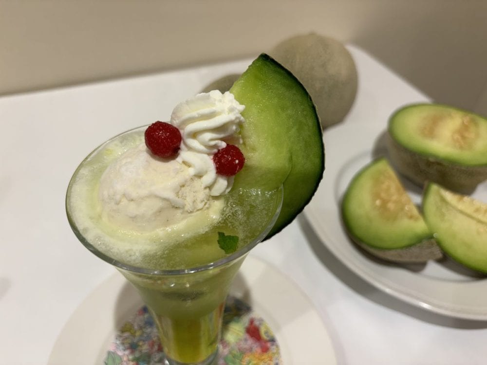 上にはメロンとバニラアイスクリーム、ホイップクリームにレッドカラントが飾られている