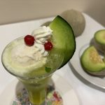 上にはメロンとバニラアイスクリーム、ホイップクリームにレッドカラントが飾られている