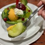 キラキラと宝石のように煌めくジュレや果肉を、丁寧にゆっくりと掬い上げるこの瞬間が、まさに至福