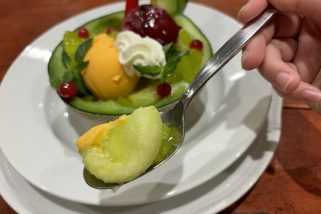 「ロイホの季節限定スイーツが絶品級だった」メロン半玉使用って贅沢すぎ…“注目のメロンデザート3種”をグルメ系ライターが食べ比べ
