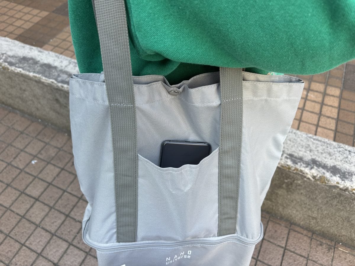 すぐ取り出したい小物類を前面ポケットに収納