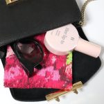 ミニバッグでも持ち歩ける薄さとサイズ