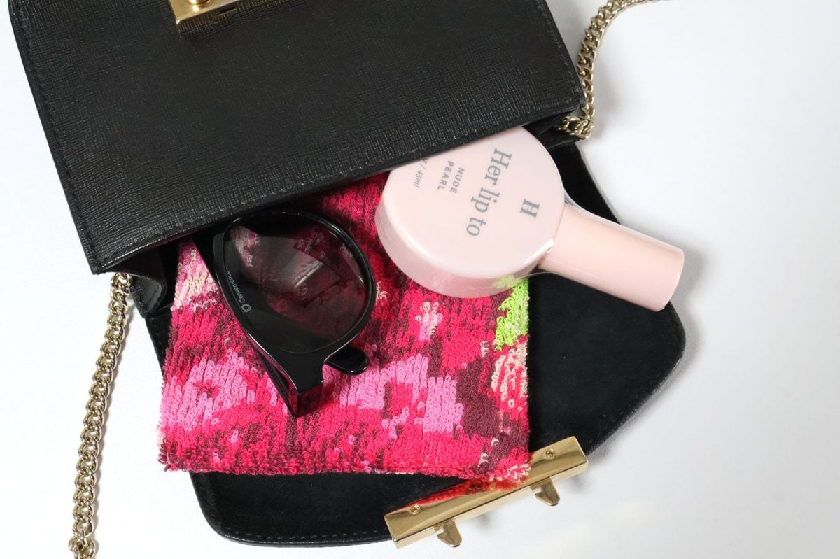 ミニバッグでも持ち歩ける薄さとサイズ