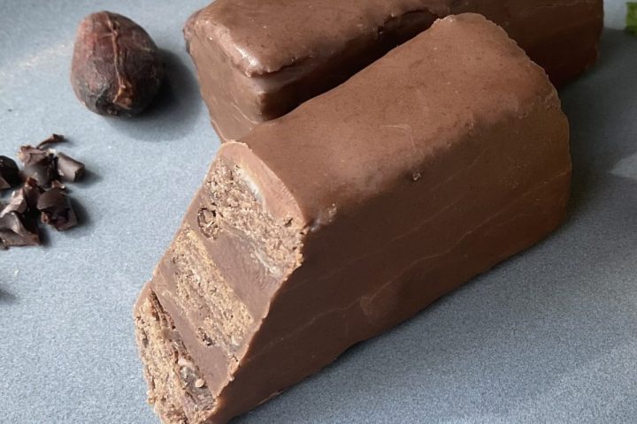 【猛暑35度でも溶けないチョコ!?】「常温で持ち運べる」最新スイーツ実食!メリーチョコレートの新作ミルフィーユが夏の手土産に最強すぎた