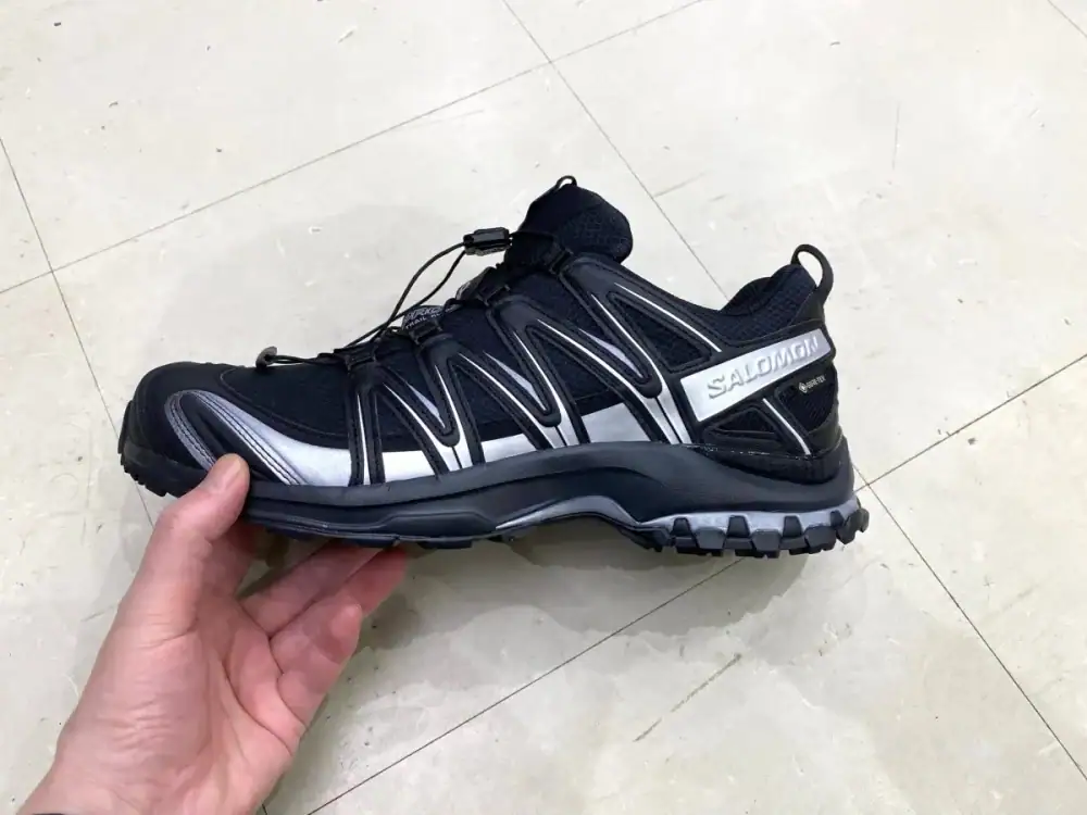 第2位　【悪天候もヘッチャラ】ゴアテックス搭載で無双！サロモンの究極万能スニーカー「XA PRO 3D GTX」をエディターが試し履き